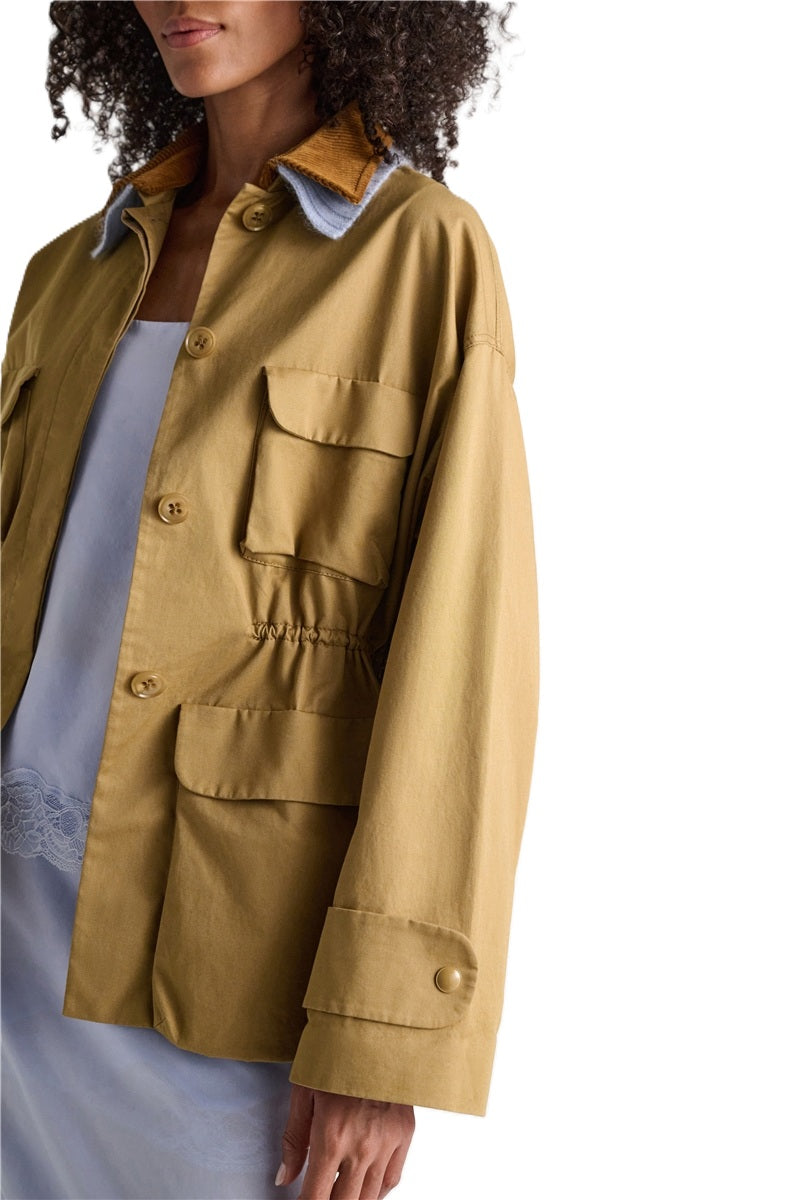 Jacke-Dorothee Schumacher-ADVENTUROUS MOVEMENT jacket-beige-Doppelkragen-Taillenbund-Tunnelzug-Taschen