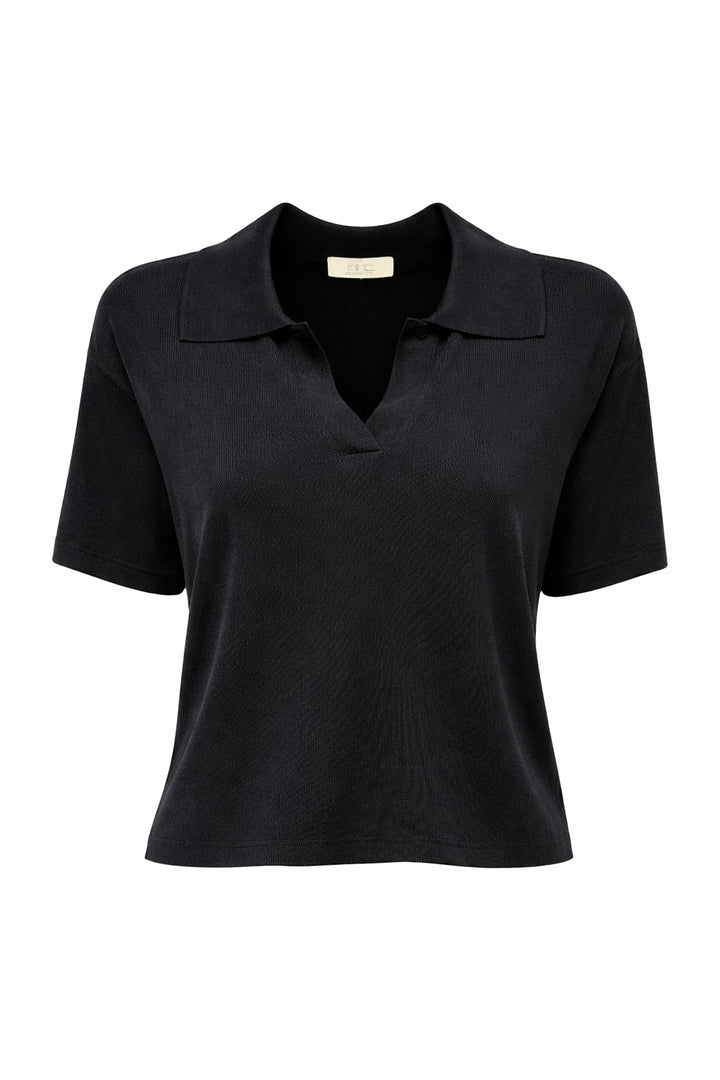 Strickpolo von FFC in Leinen. Das Shirt ist dunkelblau und hat einen Halbarm 