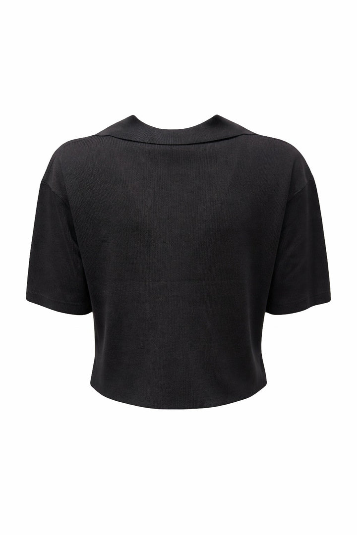 Strickpolo von FFC in Leinen. Das Shirt ist dunkelblau und hat einen Halbarm 