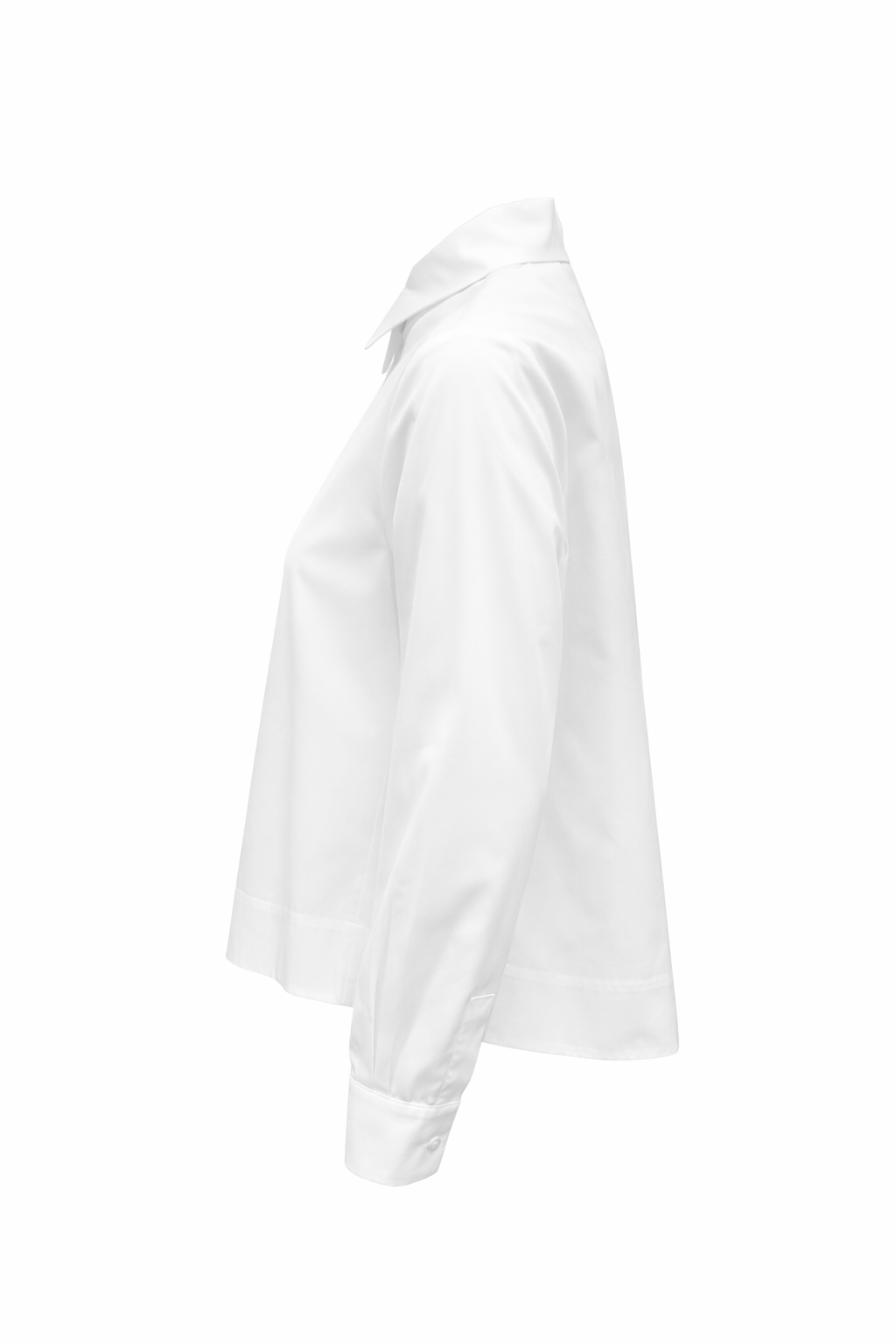 Baumwollbluse von FFC in weiß mit Kragen. Die Bluse ist ausgestellt und hat eine verdeckte Knopfleiste. 