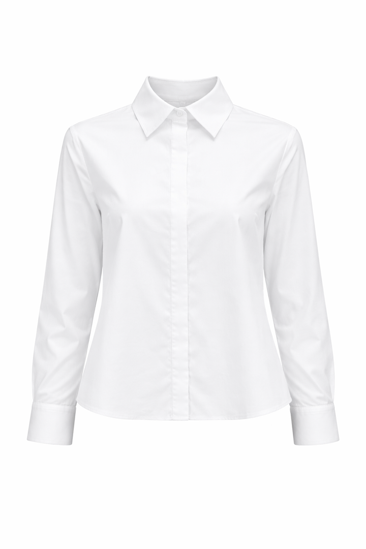 Baumwollbluse von FFC in weiß mit Kragen. Die Bluse ist ausgestellt und hat eine verdeckte Knopfleiste. 