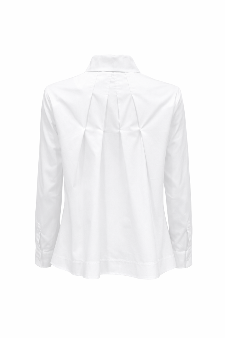 Baumwollbluse von FFC in weiß mit Kragen. Die Bluse ist ausgestellt und hat eine verdeckte Knopfleiste. 