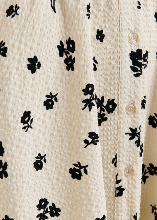 Kleid Essentiel Antwerp JIZO SHIRT DRESS. Das Hembblusenkleid hat einen Kragen und einen Gürtel. Das Kleid ist Taillenbetont und ausgestellt mit Blumenmuster. 