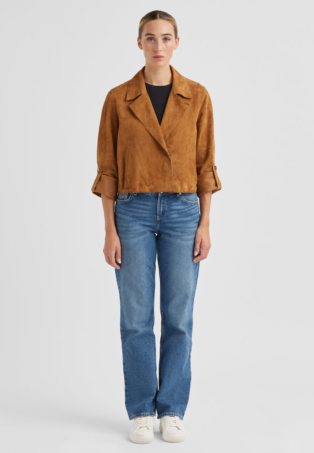 Lederjacke von Milestone MSNikki in camel braun mit Kragen und Revers. Die Jacke ist aus Velousleder und hat  Ärmel zum Krempeln. Sie hat einen Knopf und ist kastig geschnitten. 