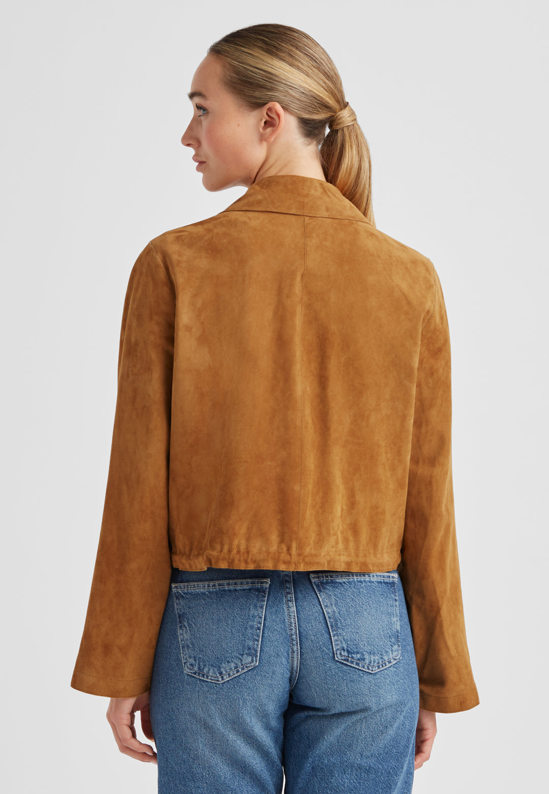 Lederjacke von Milestone MSNikki in camel braun mit Kragen und Revers. Die Jacke ist aus Velousleder und hat  Ärmel zum Krempeln. Sie hat einen Knopf und ist kastig geschnitten. 