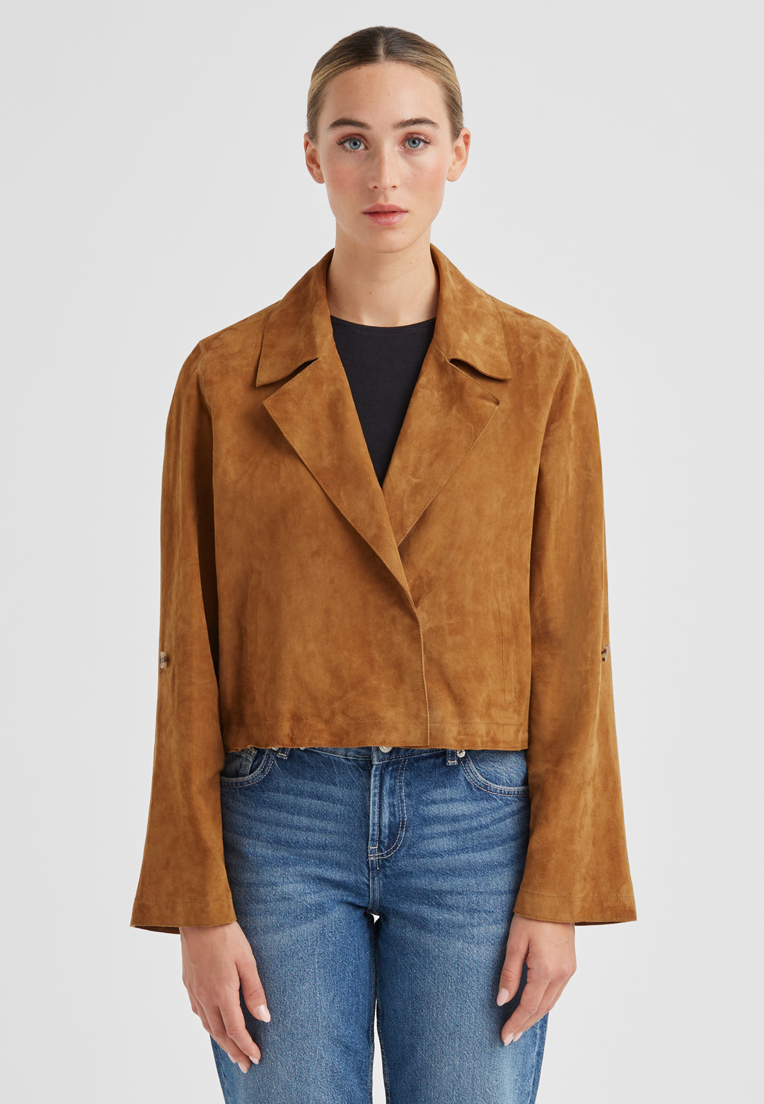 Lederjacke von Milestone MSNikki in camel braun mit Kragen und Revers. Die Jacke ist aus Velousleder und hat  Ärmel zum Krempeln. Sie hat einen Knopf und ist kastig geschnitten. 