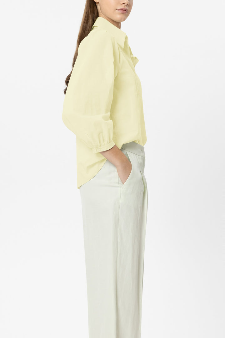 Feminine Bluse von Luisa Cerano in gelb. Die Bluse hat einen Kragen, voluminöse Ärmel und eine Falte auf der Rückseite. Sie hat eine verdeckte Knopfleiste und ist citron. 
