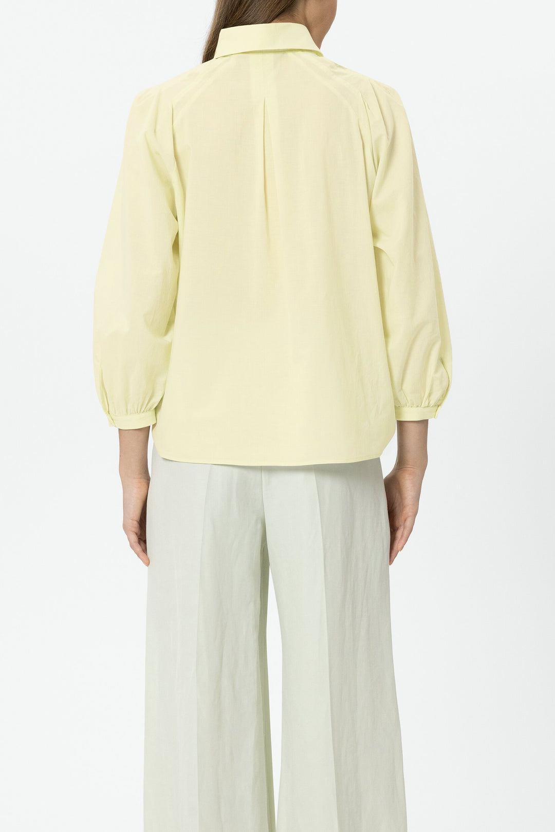 Feminine Bluse von Luisa Cerano in gelb. Die Bluse hat einen Kragen, voluminöse Ärmel und eine Falte auf der Rückseite. Sie hat eine verdeckte Knopfleiste und ist citron. 