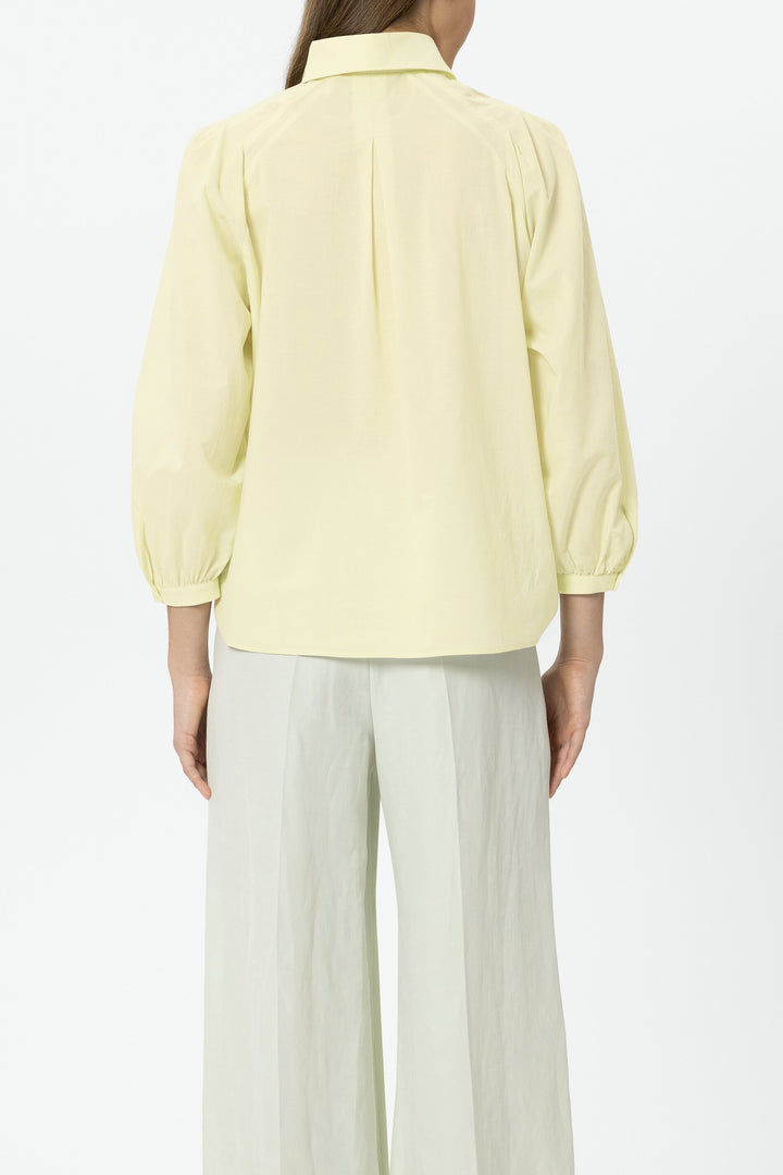 Feminine Bluse von Luisa Cerano in gelb. Die Bluse hat einen Kragen, voluminöse Ärmel und eine Falte auf der Rückseite. Sie hat eine verdeckte Knopfleiste und ist citron. 