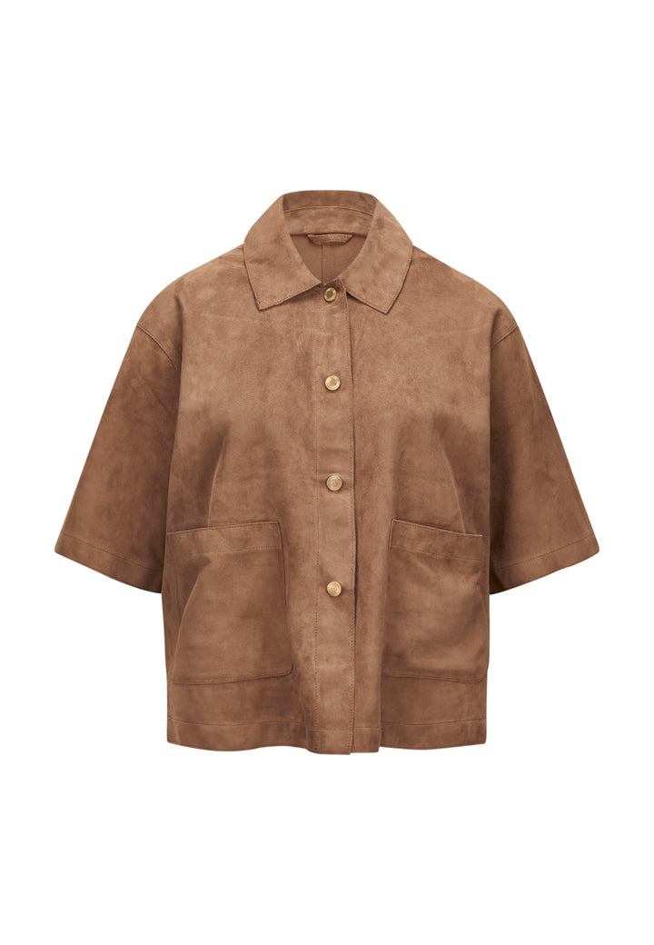 Coole Jacke von Milestone MSRuth in braun aus Ziegenvelours. Die Jacke hat halblange Ärmel und eine Knopfleiste und einen Kragen. Sie hat zwei aufgesetzte Taschen. 