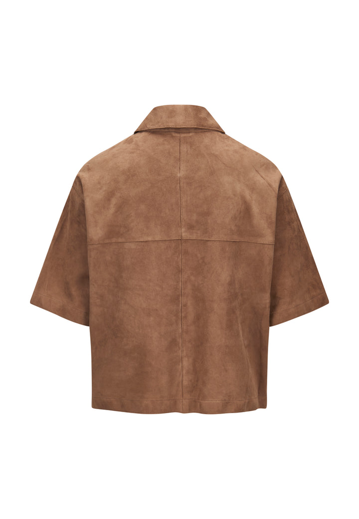 Coole Jacke von Milestone MSRuth in braun aus Ziegenvelours. Die Jacke hat halblange Ärmel und eine Knopfleiste und einen Kragen. Sie hat zwei aufgesetzte Taschen. 