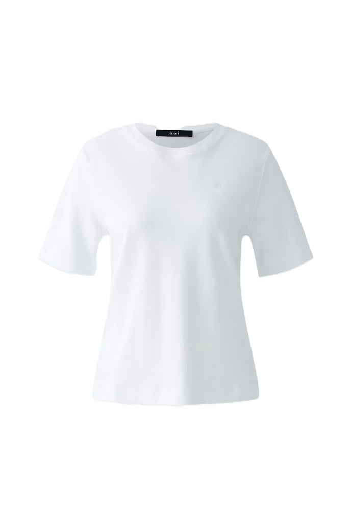 Shirt Oui SVEHA Cloud dancer. Besonderes T-Shirt SVEHA in schwerer, blickdichter Baumwolle. Das Shirt versprüht einen sportlichen Look aund hat einen hohen Tragekomfort. Als kleines Highlight ist ein kleines Herzlogo auf der Brust eingestickt. Das Shirt ist gerade und lässig geschnitten