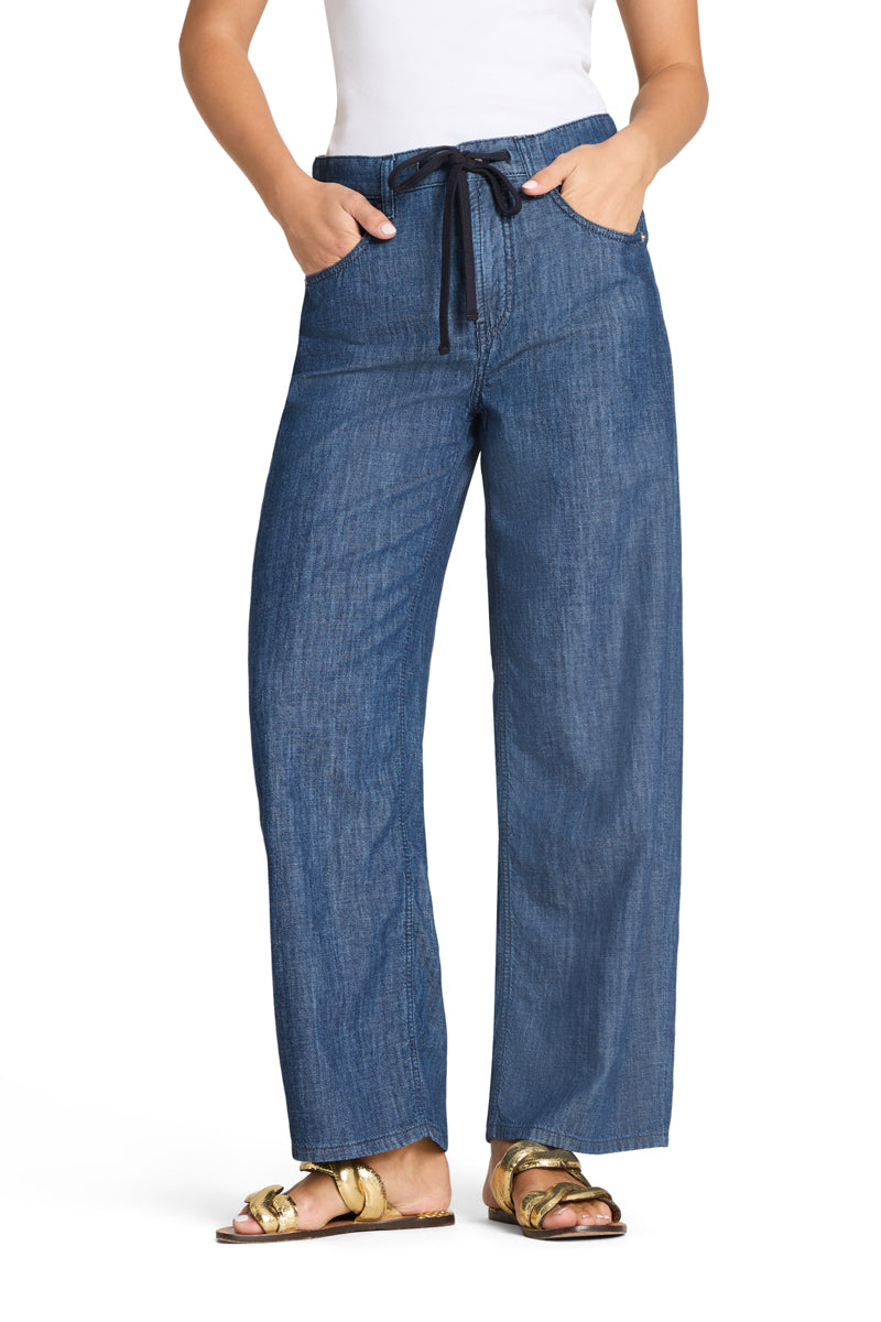 Hose Baggy von Cambio aus einem leichten und dünnen Stoff. Jeans mit Taillenband und gerader Form mit weitem Bein in blau. 