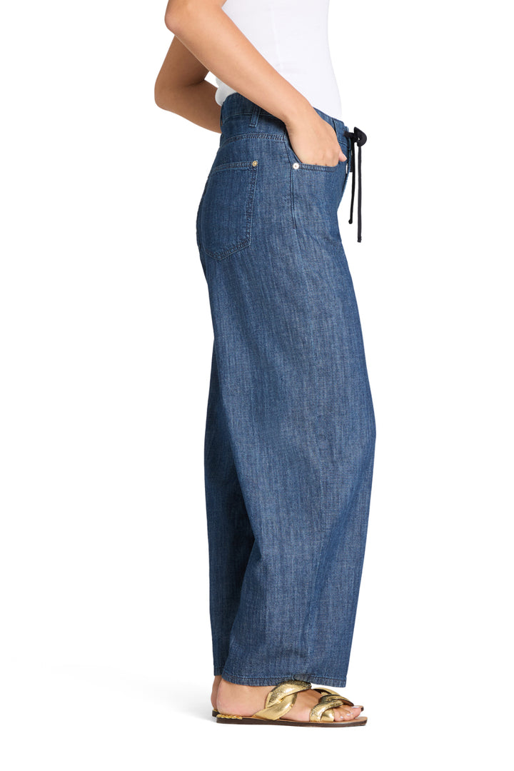 Hose Baggy von Cambio aus einem leichten und dünnen Stoff. Jeans mit Taillenband und gerader Form mit weitem Bein in blau. 