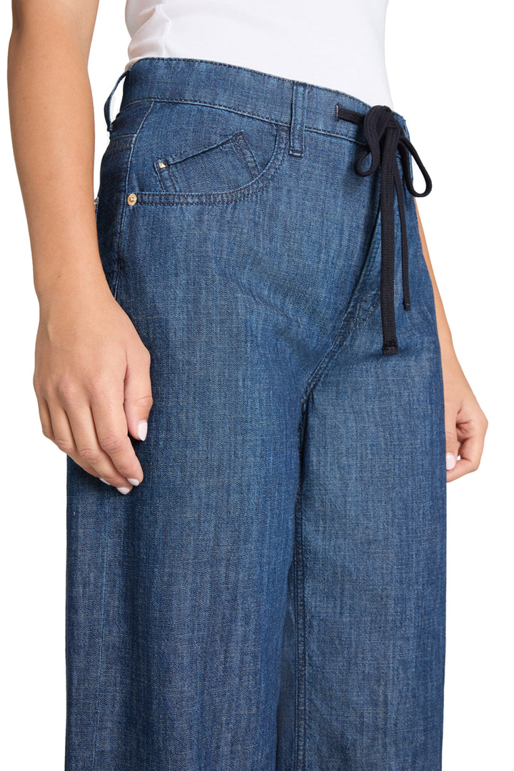 Hose Baggy von Cambio aus einem leichten und dünnen Stoff. Jeans mit Taillenband und gerader Form mit weitem Bein in blau. 