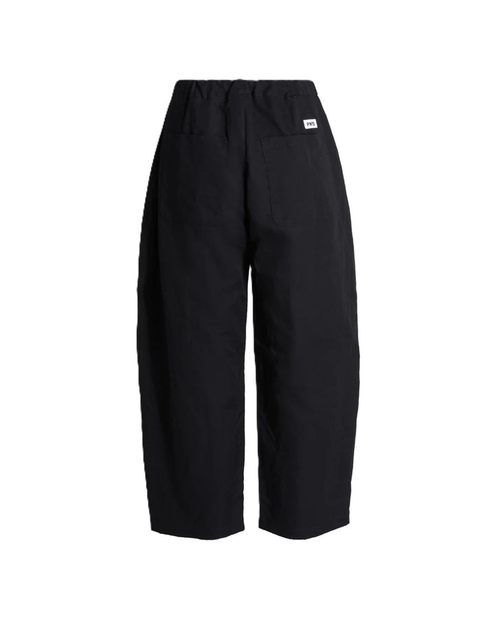 Hose PNTS 35_THE MINI L. in schwarz. Tolle Hose in schwarz mit Bundfalten und O Shape. Die Hose ist verkürzt geschnitten und hat eine Ballonform mit Gummizug auf der Rückseite.