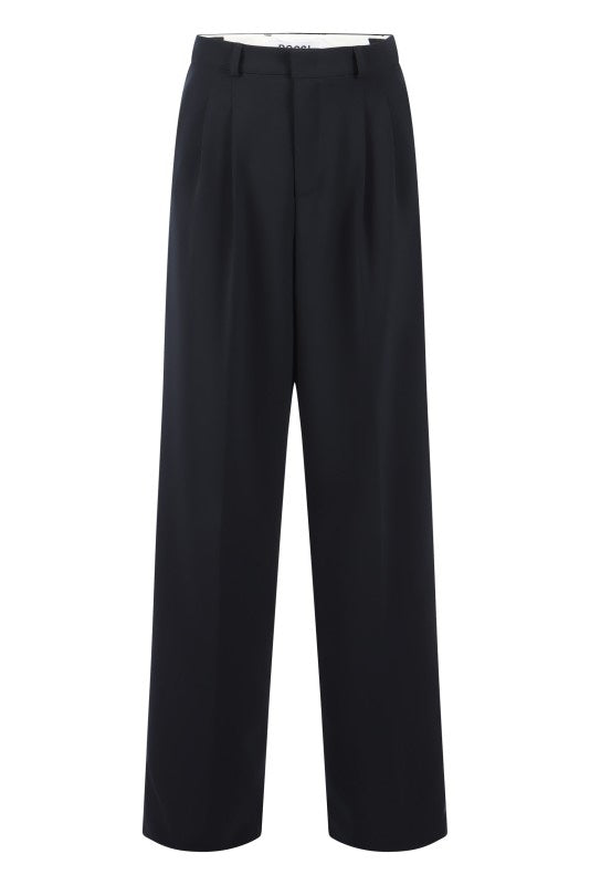 Hose Rossi Noa. Die lässige Hose von Rossi hat eine Bundfalte und seitliche Eingriffstaschen. Sie hat eine lange Beinlänge und ist am Oberschenkel lässig geschnitten. Die Hose kann man auf der Innenseite mit Knöpfen verstellen. Die Hose hat eine höhere Leibhöhe