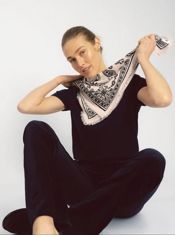 Schal Anna v Berg Nele Scarf Small in rosa powder kiss. Hübscher kleiner Cashmereschal mit bezaubendem Paisleyprint. Der Schal hat kleine Fransen am Saum und eine ganz weiche Haptik.