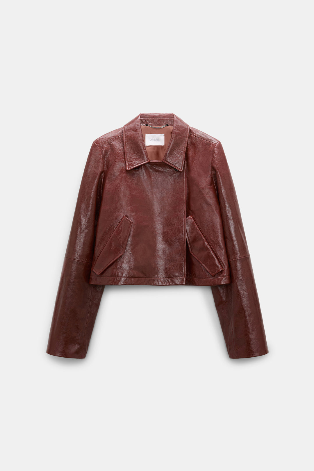 Lederjacke Dorothee Schumacher BROKEN SHINE Jacket in marsala. Die aus weichem Lammleder gefertigte, kastenförmige Jacke vermittelt mit ihrem mattglänzenden Finish einen modernen Vintage-Look. Der boxy Schnitt hat ausgestellte Ärmel und schräge Eingriffstaschen. Der Zweireiher hat ein Revers und einen Kragen und Riegeldetails.