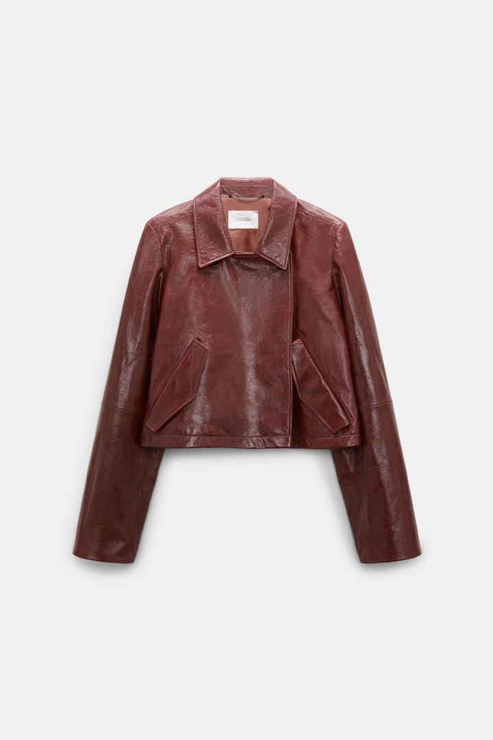 Lederjacke Dorothee Schumacher BROKEN SHINE Jacket in marsala. Die aus weichem Lammleder gefertigte, kastenförmige Jacke vermittelt mit ihrem mattglänzenden Finish einen modernen Vintage-Look. Der boxy Schnitt hat ausgestellte Ärmel und schräge Eingriffstaschen. Der Zweireiher hat ein Revers und einen Kragen und Riegeldetails.