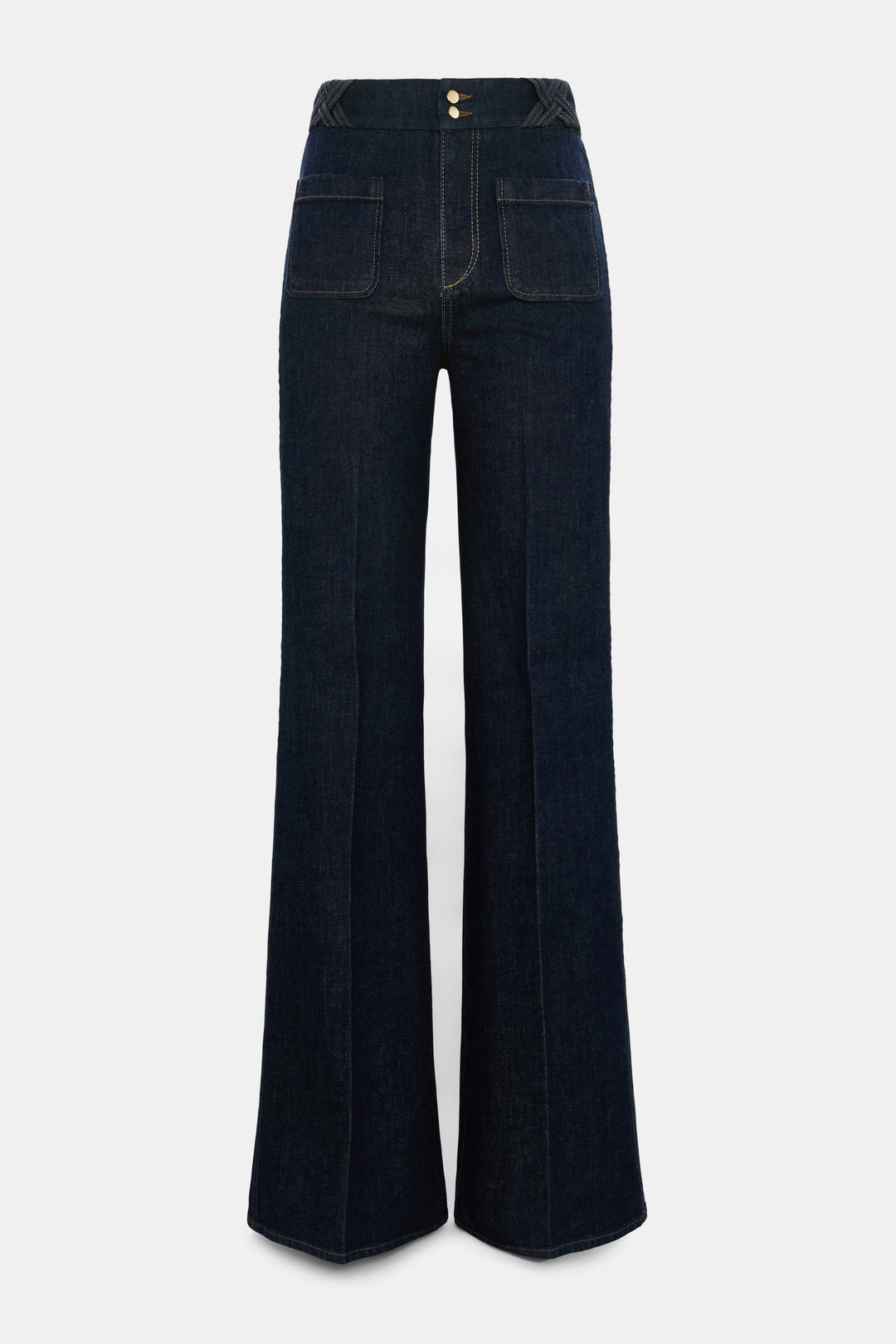 Jeans Dorothee Schumacher DENIM LOVE Pants in dark denim. Die ausgestellte dunkelblaue Jeans besticht durch ihre aufgesetzten Taschen vorne und braided Details am Bund. Dadurch bekomt die Jeans einen modernen Retro-Look. Der schmale Schnitt wird durch einen Signature-Knopf abgerundet. Die Jeans hat einen Kick und Bügelfalten. Auf der Rückseite befinden sich Pattentaschen.