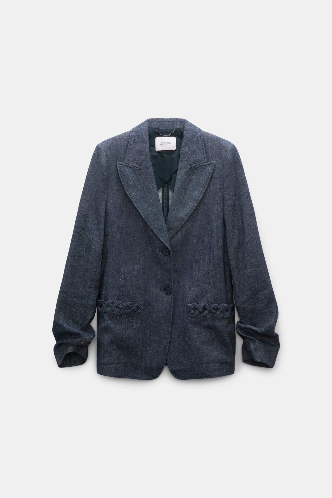 Blazer Dorothee Schumacher FLUID DENIM Jacket in dark denim. Der Blazer aus Baumwoll-Leinen versprüht mit seinen Flechtdetails an den Taschen einen modernen Vintage-Look. Der locker sitzende Schnitt hat ein spitz zulaufendes Revers. Der Blazer hat Knöpfe und Ärmel die man manuell mit einem innenliegenden Knopf verstellen und aufkrempeln kann. 