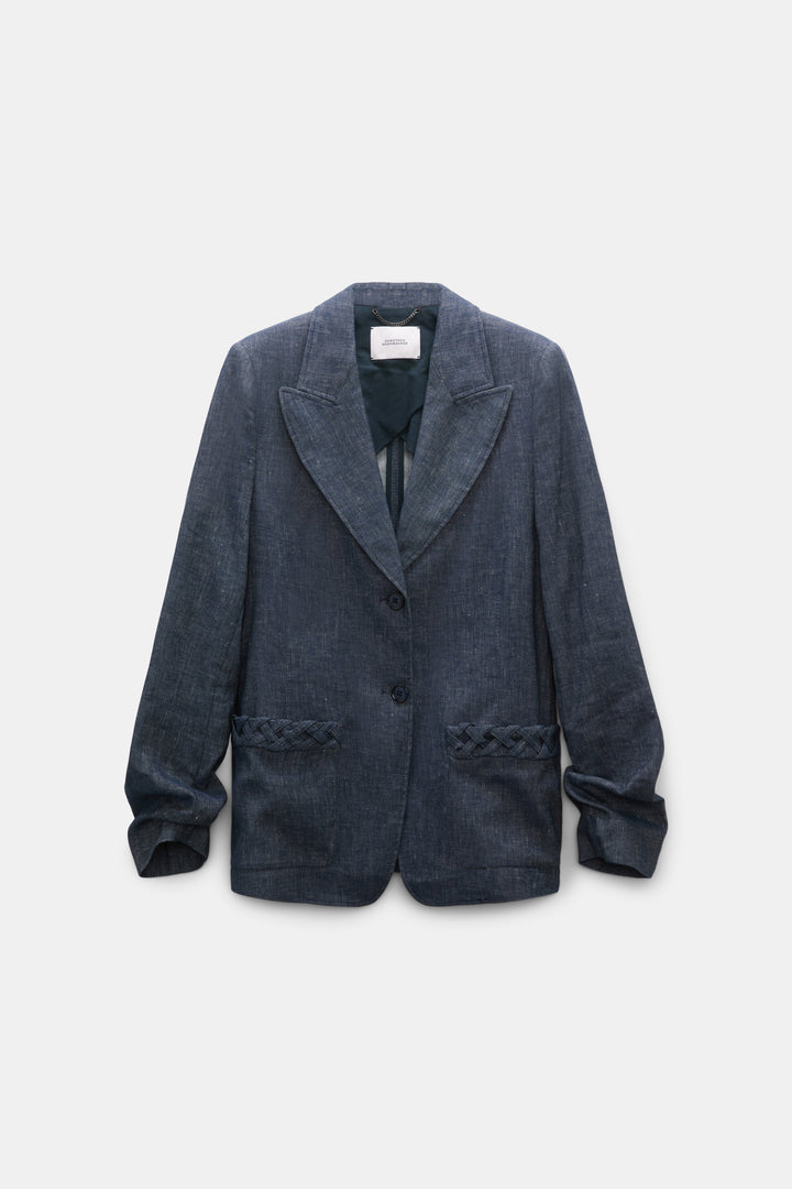 Blazer Dorothee Schumacher FLUID DENIM Jacket in dark denim. Der Blazer aus Baumwoll-Leinen versprüht mit seinen Flechtdetails an den Taschen einen modernen Vintage-Look. Der locker sitzende Schnitt hat ein spitz zulaufendes Revers. Der Blazer hat Knöpfe und Ärmel die man manuell mit einem innenliegenden Knopf verstellen und aufkrempeln kann. 