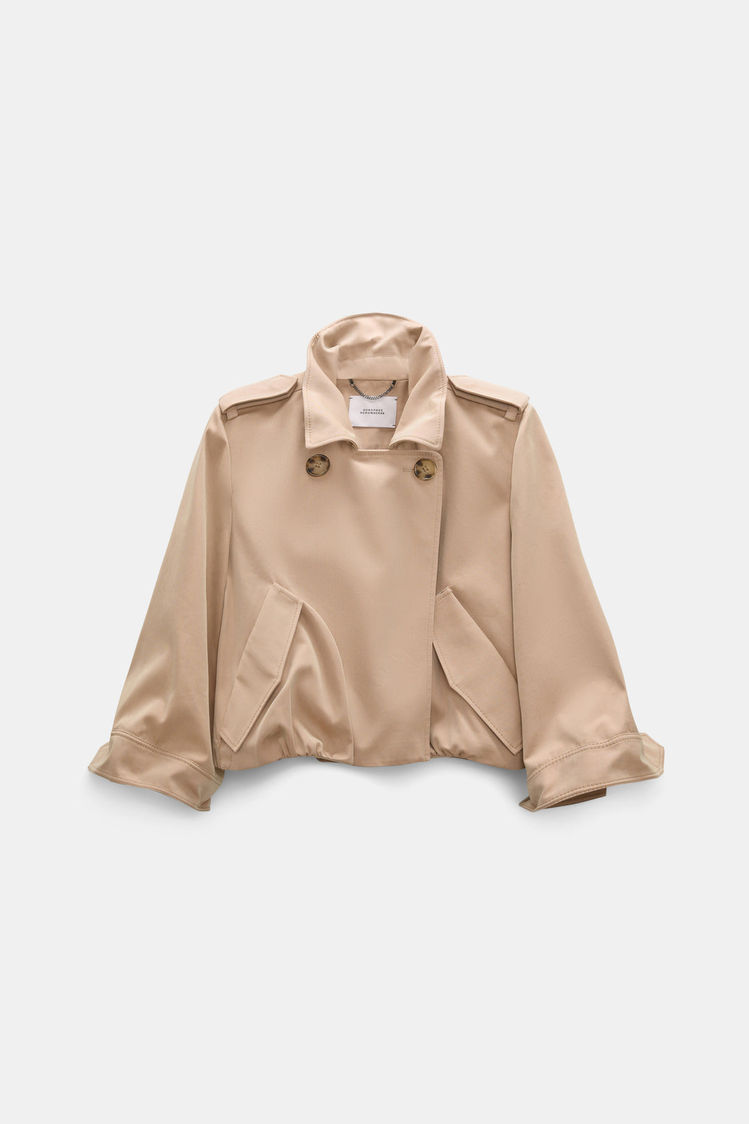 Jacke Dorothee Schumacher LUXURY LAYER Jacket in trench. Die technische, changierende Jacke aus einem Technostoff hat 3/4-Ärmel und einem lockeren, verkürzten Schnitt. Die Jacke hat einen Spread-Kragen mit zwei Knopfverschlüssen und ist mit formbarem Memory-Draht ausgestattet, der ein individuelles Styling ermöglicht. Die Jacke hat schräge aufgesetzte Taschen und Riegeldetails. Die Manschetten haben einen Schlitz und der Rückenteil ist gerafft.