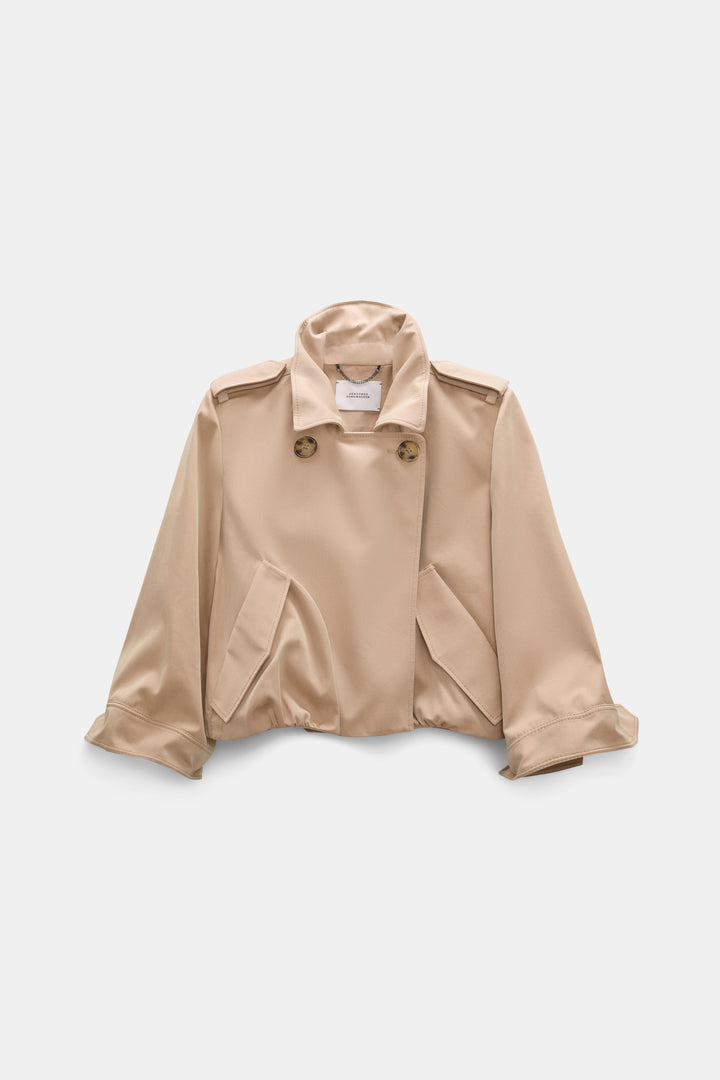 Jacke Dorothee Schumacher LUXURY LAYER Jacket in trench. Die technische, changierende Jacke aus einem Technostoff hat 3/4-Ärmel und einem lockeren, verkürzten Schnitt. Die Jacke hat einen Spread-Kragen mit zwei Knopfverschlüssen und ist mit formbarem Memory-Draht ausgestattet, der ein individuelles Styling ermöglicht. Die Jacke hat schräge aufgesetzte Taschen und Riegeldetails. Die Manschetten haben einen Schlitz und der Rückenteil ist gerafft.