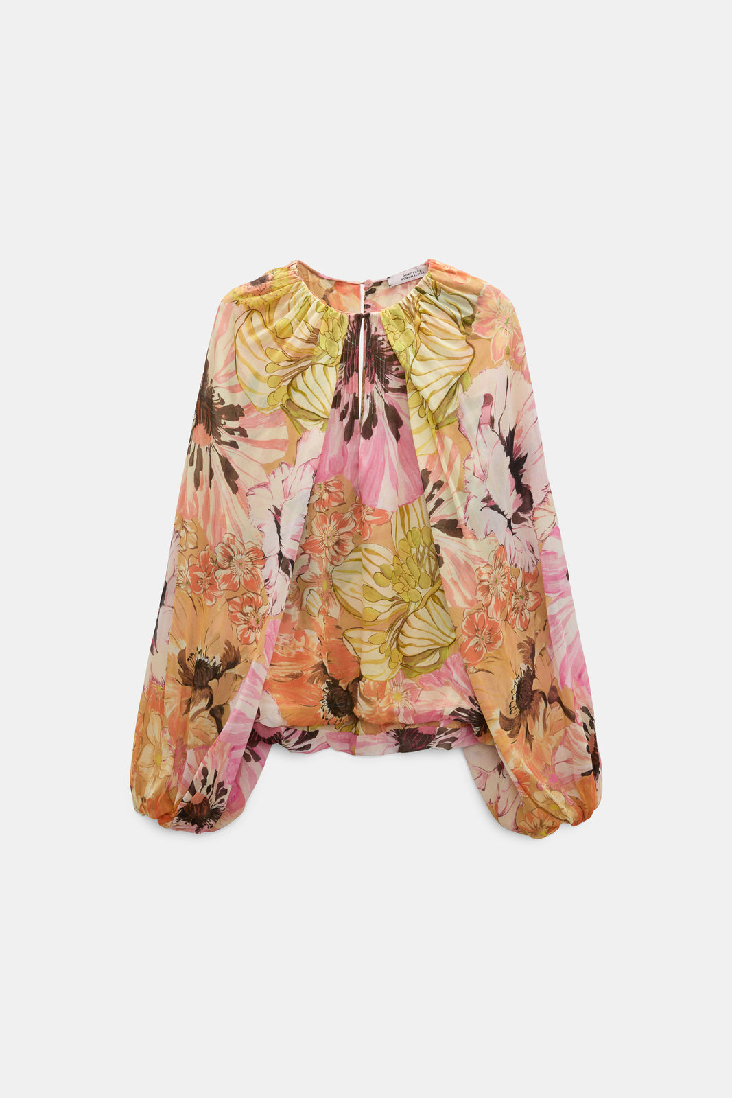 Bluse Dorothee Schumacher FLORAL DREAM Blouse boho flower print. Die Bluse mit Signature Print ist aus Viskose-Georgette gefertigt und hat voluminöse, capeartige lange Ärmel. Die Bluse hat einen schmalen Schnitt und elastische Bündchen. Ebenfalls verfügt die Bluse über einen doppelten Bodyteil. Auf der Vorderseite befindet sich ein Schlitz, auf der Rückseite ein kleiner Knopf zum Verschließen. 