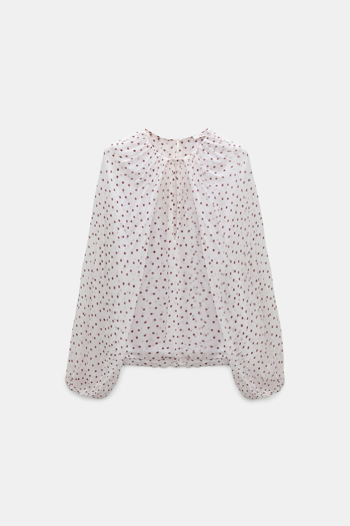 Bluse Dorothee Schumacher DANCING DOTS Blouse.small bordeaux dot. Die Bluse mit Polka-Dot-Muster ist aus crinkled Viskose-Georgette gemacht und hat voluminöse, capeartige lange Ärmel. Die Bluse hat einen schmalen Schnitt und elastische Bündchen. Auf der Rückseite befindet sich ein kleiner Knopf zum Verschließen. Der Bodyteil ist gedoppelt und nicht durchsichtig. 