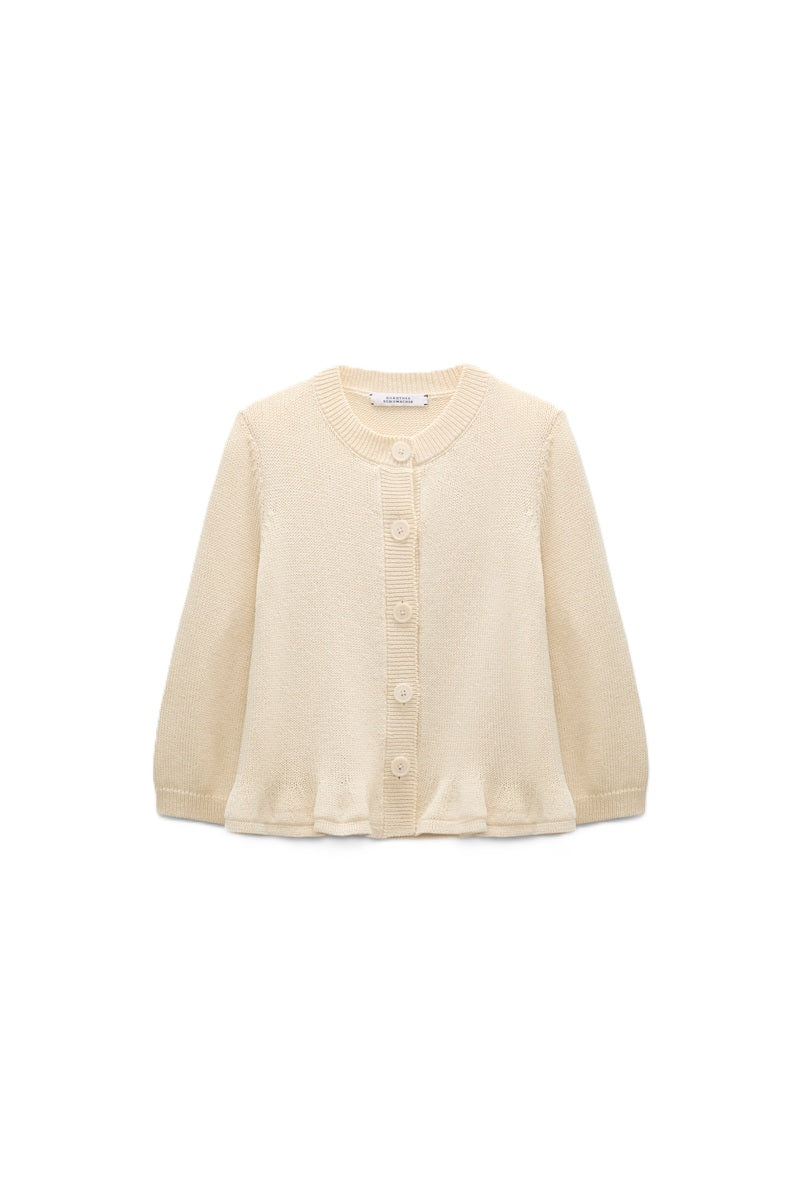 Strickjacke Dorothee Schumacher COTTON CANDY Cardigan. Der kurze Cardigan in beige ist aus weicher Baumwolle gefertigt und hat einen ausgestellten Schnitt. Der Cardigan hat einen verspielten Volant-Effekt am Saum und einen Rundhalsausschnitt. 