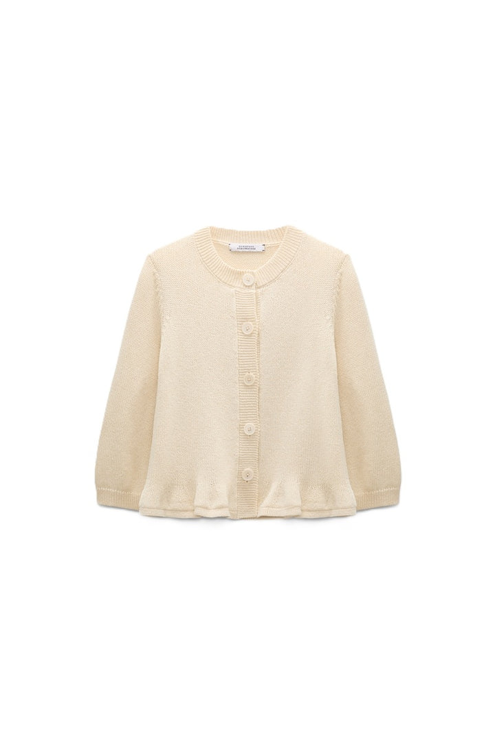 Strickjacke Dorothee Schumacher COTTON CANDY Cardigan. Der kurze Cardigan in beige ist aus weicher Baumwolle gefertigt und hat einen ausgestellten Schnitt. Der Cardigan hat einen verspielten Volant-Effekt am Saum und einen Rundhalsausschnitt. 