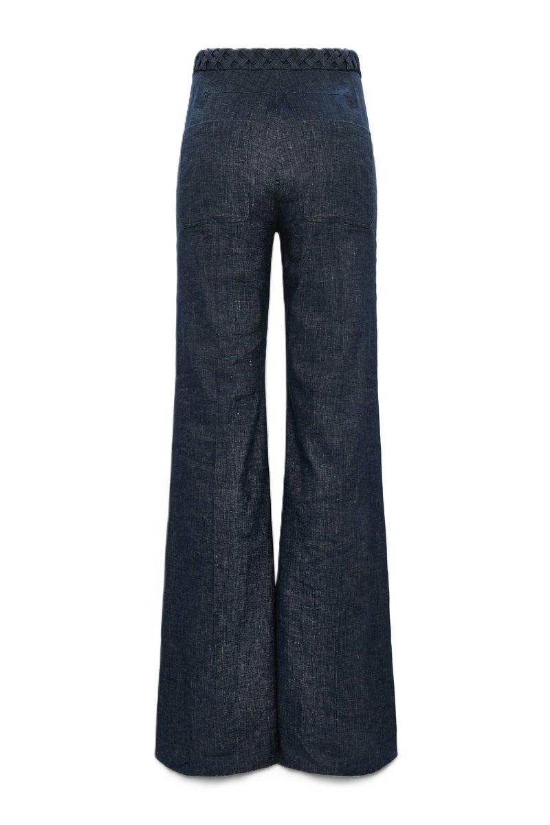 Jeans Dorothee Schumacher FLUID DENIM Pants in dark denim.  Diese schöne Flared Pants aus Baumwoll-Leinen besticht mit ihren Zierbändern am Bund. Dadurch bekommt die Hose einen schönen Vintage-Look. Die Hose hat ein gerades langes Bein und einen seitlichen Reißverschlus. Außerdem hat sie seitliche Eingriffstaschen und aufgesetzte Taschen auf der Rückseite. Die Hose hat schöne Flechtdetails am Bund.  