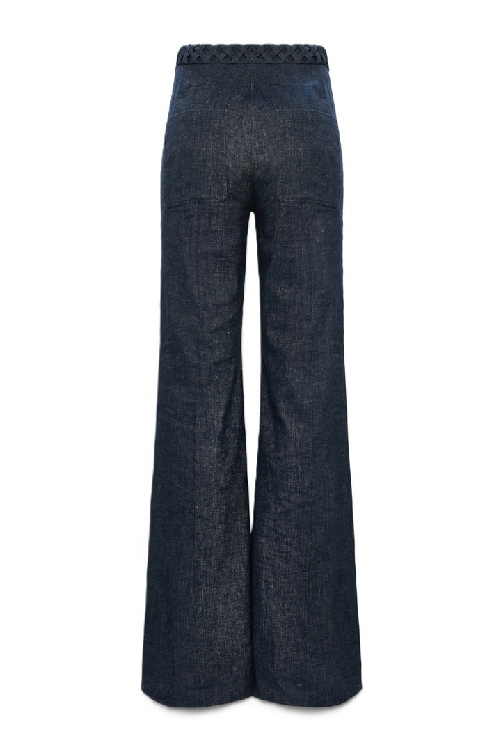 Jeans Dorothee Schumacher FLUID DENIM Pants in dark denim.  Diese schöne Flared Pants aus Baumwoll-Leinen besticht mit ihren Zierbändern am Bund. Dadurch bekommt die Hose einen schönen Vintage-Look. Die Hose hat ein gerades langes Bein und einen seitlichen Reißverschlus. Außerdem hat sie seitliche Eingriffstaschen und aufgesetzte Taschen auf der Rückseite. Die Hose hat schöne Flechtdetails am Bund.  
