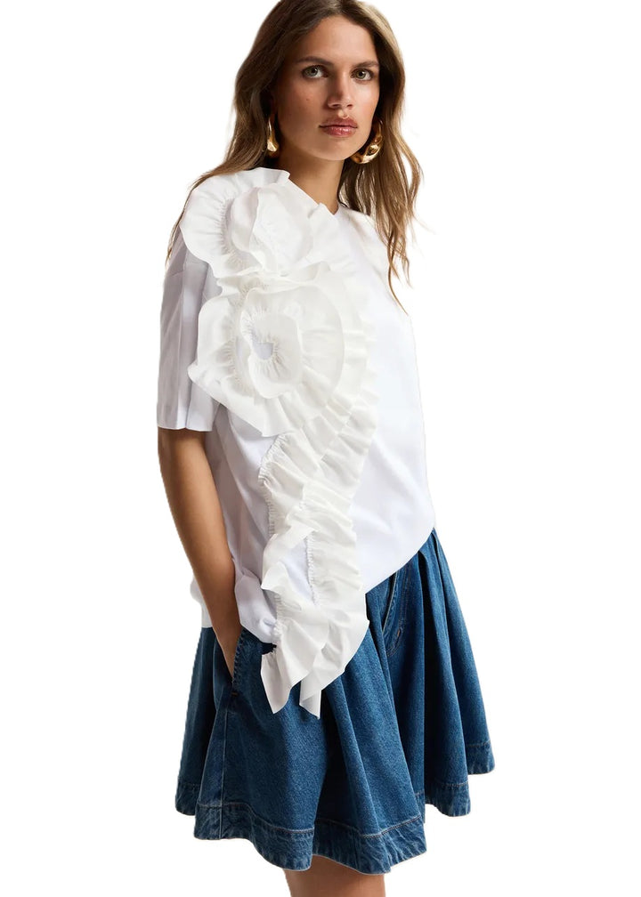 Shirt Essentiel Antwerp Jidole Shirt with Bug in weiß. Das T-Shirt ist aus 100% Baumwolle gefertigt und hat eine lässige Silhouette. Eine große und kaskadenförmige Rüsche an der Vorderseite erzeugt eine schöne Blumenrüsche.