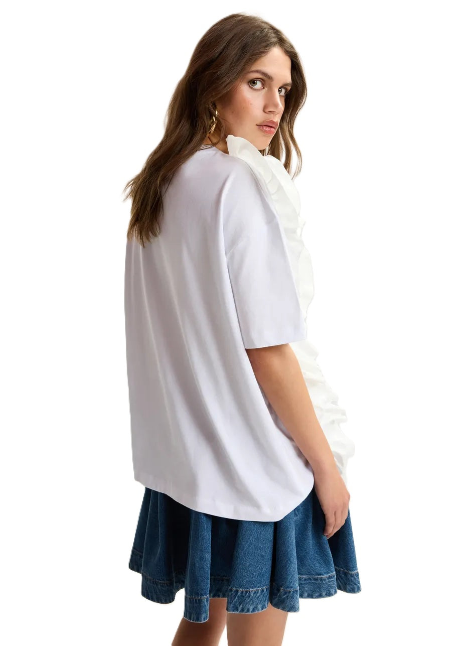 Shirt Essentiel Antwerp Jidole Shirt with Bug in weiß. Das T-Shirt ist aus 100% Baumwolle gefertigt und hat eine lässige Silhouette. Eine große und kaskadenförmige Rüsche an der Vorderseite erzeugt eine schöne Blumenrüsche.