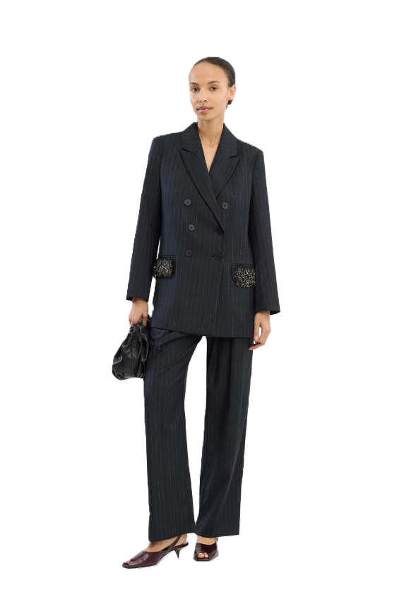Navyblauer Blazer VIRIONICS von Munthe mit Nadelstreifen, zweireihiger Knopfleiste und aufgesetzten Taschen mit Perlendetails.