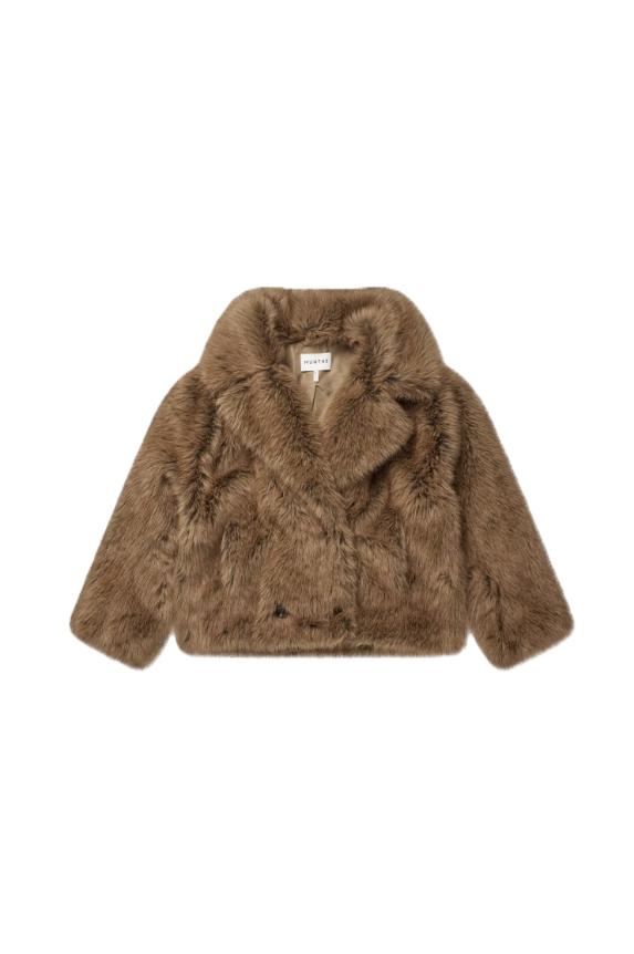 Camel-braune Jacke VESTINE von Munthe aus weichem Kunstfell mit lockerer Passform, breitem Reverskragen und Knopfverschluss.