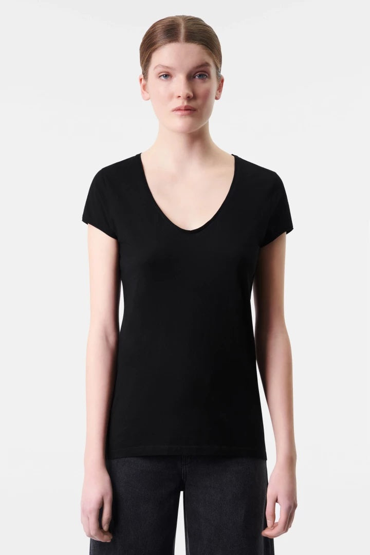 Shirt Drykorn Avivi 888 in schwarz mit V Ausschnitt in Baumwolle 