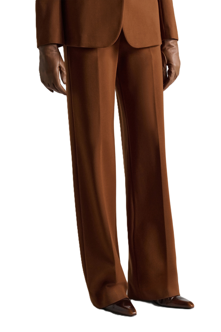 Haselnuss-braune Anzugshose von Dorothee Schumacher aus Punto Milano mit weitem, geradem Bein und Mid-Waist-Bund. Sie hat zwei seitliche Eingriffstaschen vorne und zwei pattentaschen hinten.