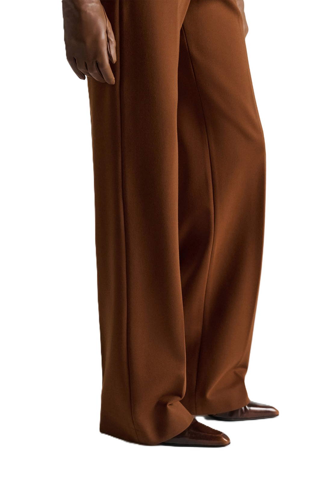 Haselnuss-braune Anzugshose von Dorothee Schumacher aus Punto Milano mit weitem, geradem Bein und Mid-Waist-Bund. Sie hat zwei seitliche Eingriffstaschen vorne und zwei pattentaschen hinten.