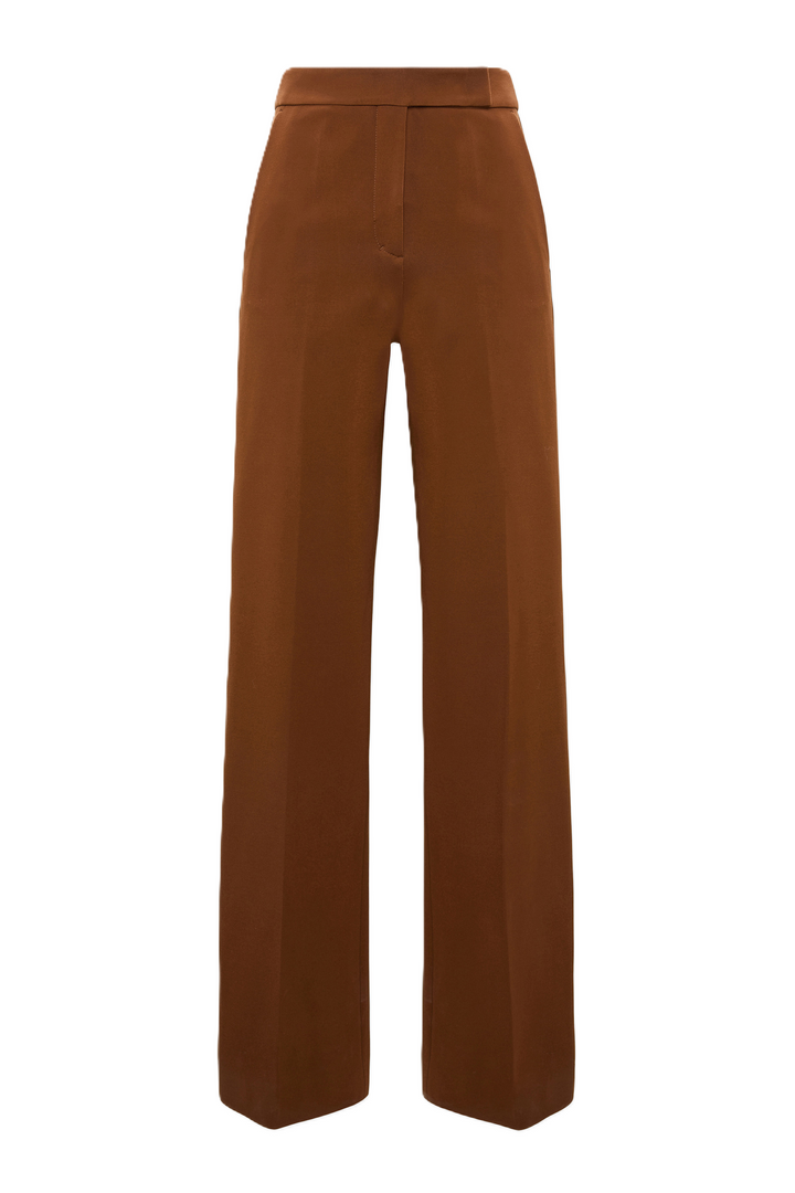 Haselnuss-braune Anzugshose von Dorothee Schumacher aus Punto Milano mit weitem, geradem Bein und Mid-Waist-Bund. Sie hat zwei seitliche Eingriffstaschen vorne und zwei pattentaschen hinten.