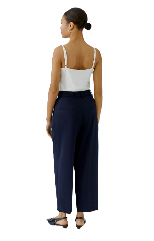 Dunkelblaue Anzughose von Oui im Tapered Fit mit verkürzter Länge, Bund- und Bügelfalten sowie seitlichen Eingrifftaschen.