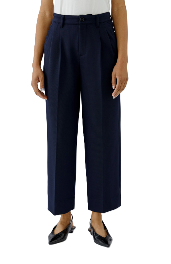 Dunkelblaue Anzughose von Oui im Tapered Fit mit verkürzter Länge, Bund- und Bügelfalten sowie seitlichen Eingrifftaschen.
