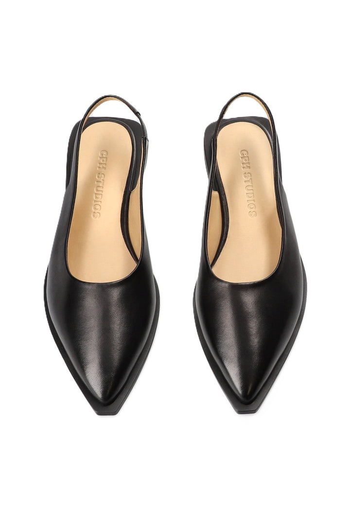 Ballerinas Copenhagen Studios mit schmaler Silhouette und einem runden Ausschnitt aus Glattleder mit rutschfesten Sohle in schwarz