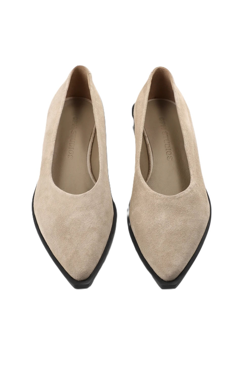 Ballerinas Copenhagen Studios aus weichem Suede in sand mit spitzer Zehenpartie und markanter Sohle ebenfalls leichtem Blockabsatz 