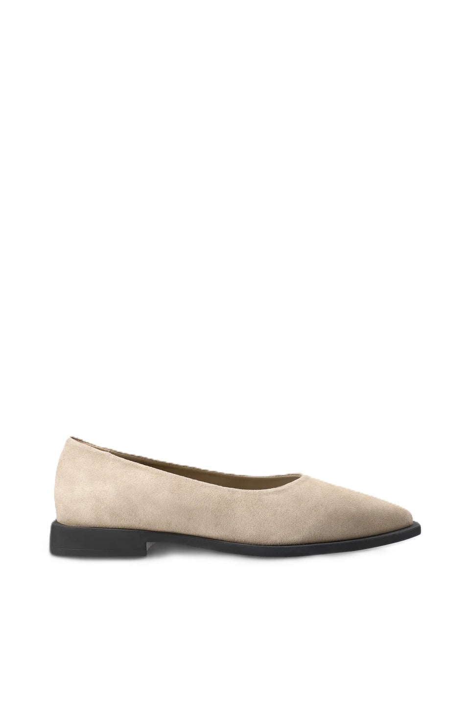 Ballerinas Copenhagen Studios aus weichem Suede in sand mit spitzer Zehenpartie und markanter Sohle ebenfalls leichtem Blockabsatz 