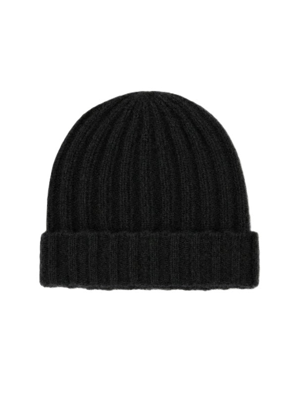 Beanie Laura von Anna v Berg in Schwarz. Diese hochwertige Beanie aus 100 % Kaschmir begeistert mit ihrem besonders weichen Griff und sorgt für ein angenehm kuscheliges Tragegefühl. Das zeitlose Rippstrick-Design macht sie zu einem stilvollen Begleiter für die kühlen Tage. Ein hochwertiges Accessoire, das Wärme und lässige Eleganz perfekt miteinander verbindet. 