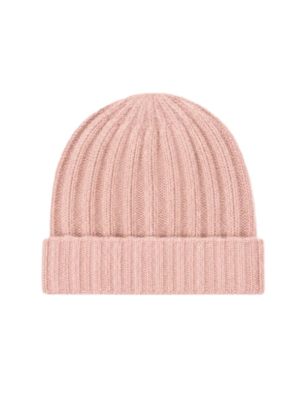 Beanie Laura von Anna v Berg. Diese hochwertige Beanie aus 100 % Kaschmir begeistert mit ihrem besonders weichen Griff und sorgt für ein angenehm kuscheliges Tragegefühl. Das zeitlose Rippstrick-Design macht sie zu einem stilvollen Begleiter für die kühlen Tage. Ein hochwertiges Accessoire, das Wärme und lässige Eleganz perfekt miteinander verbindet